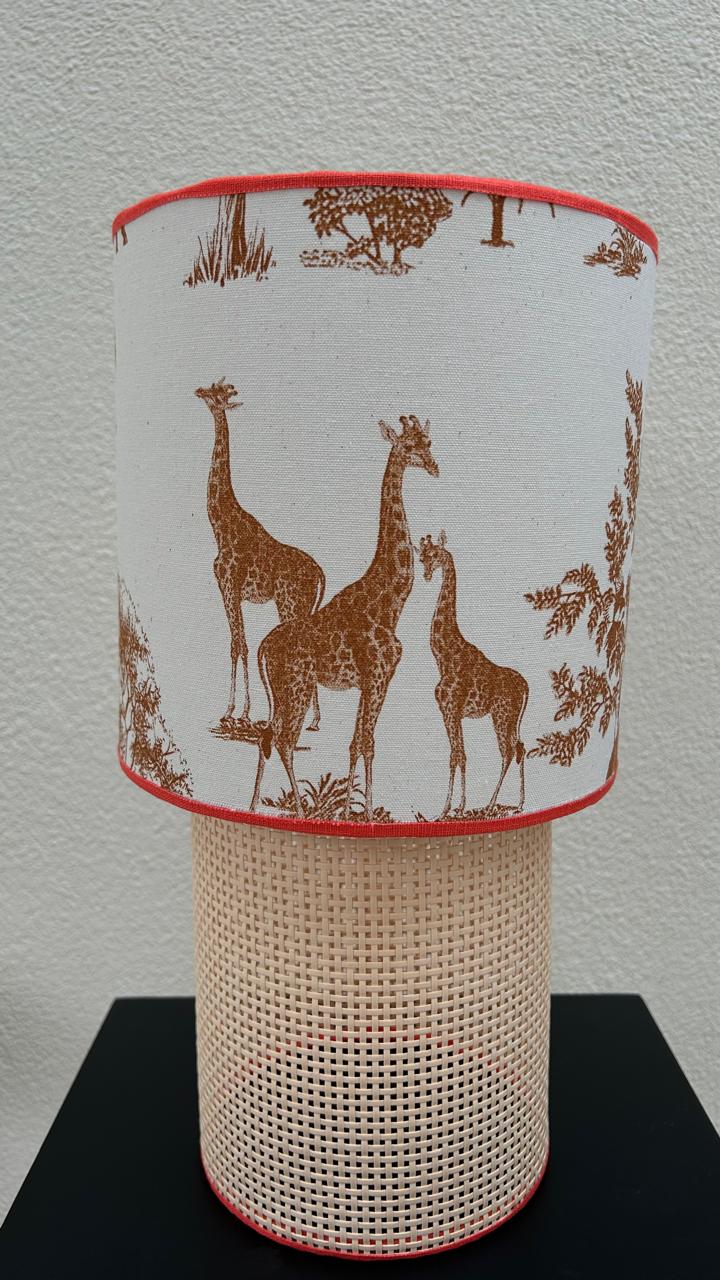 Abajur Girafas com Base em Palhinha Natural