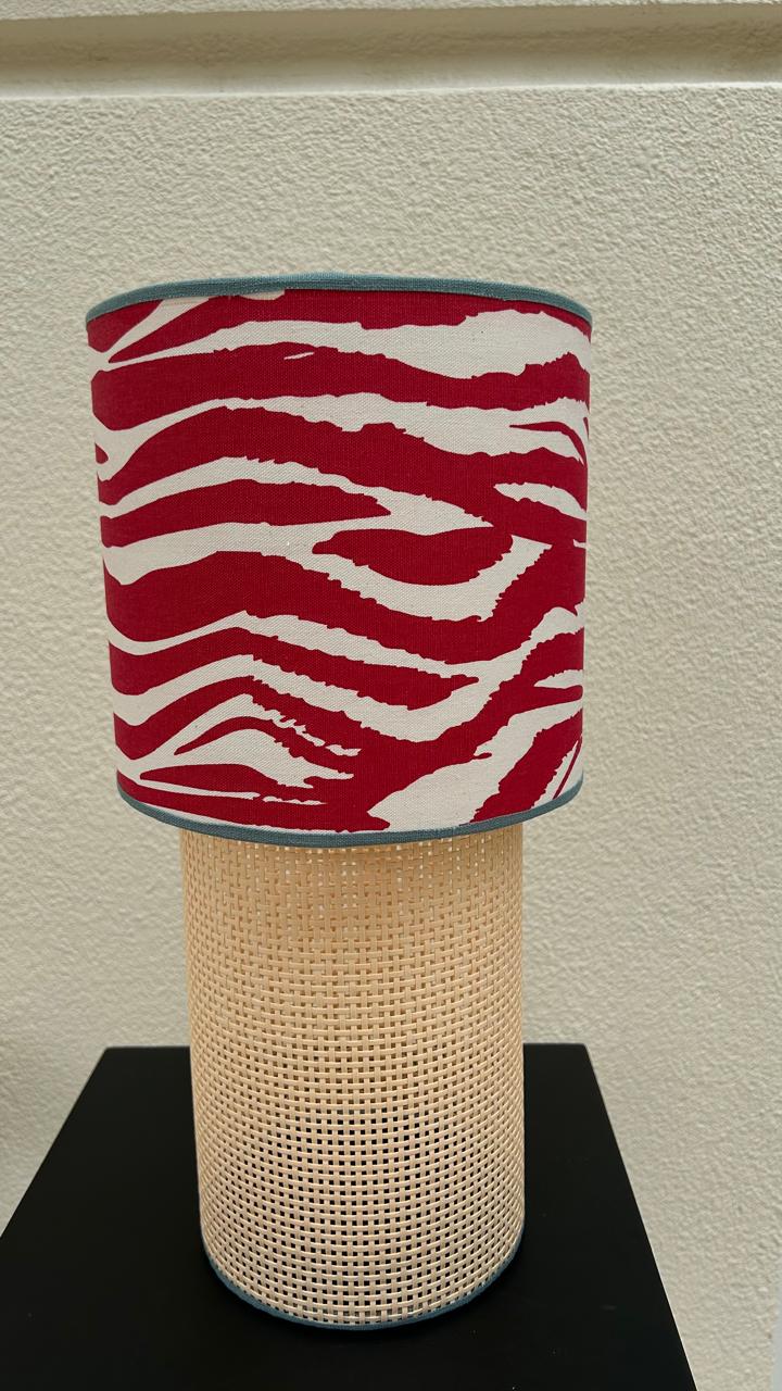 Abajur Zebra Vermelho com Base em Palhinha Natural
