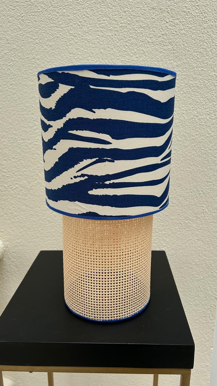 Abajur Zebra Azul Marinho com Base em Palhinha Natural