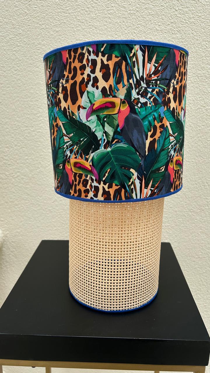 Abajur Tucanos Tropicais com Base em Palhinha Natural