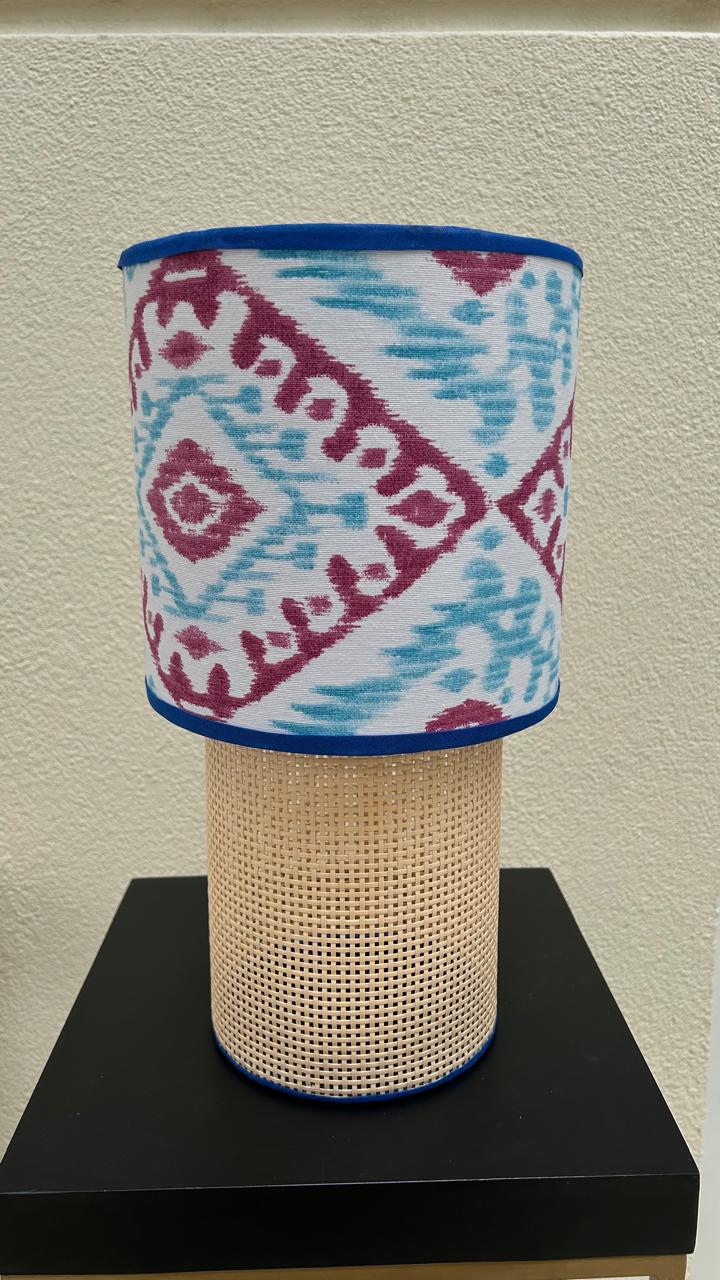 Abajur Ikat Azul com Base em Palhinha Natural