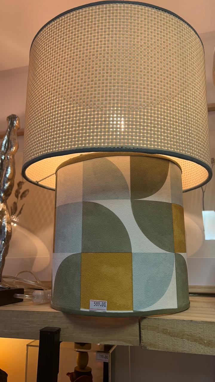 Abajur Palhinha Geométrica Serena – Base Estampada e Luz Aconchegante