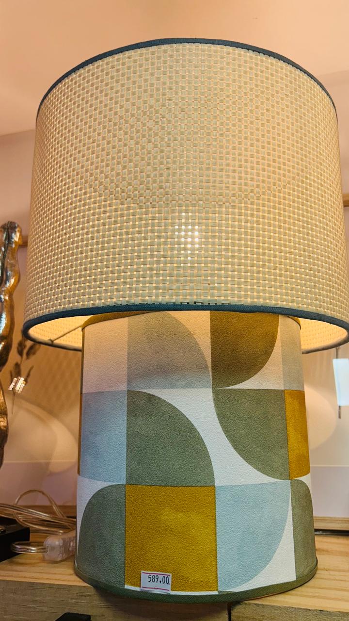 Abajur Palhinha Geométrica Serena – Base Estampada e Luz Aconchegante