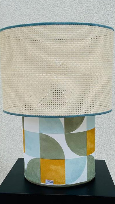 Abajur Palhinha Geométrica Serena – Base Estampada e Luz Aconchegante