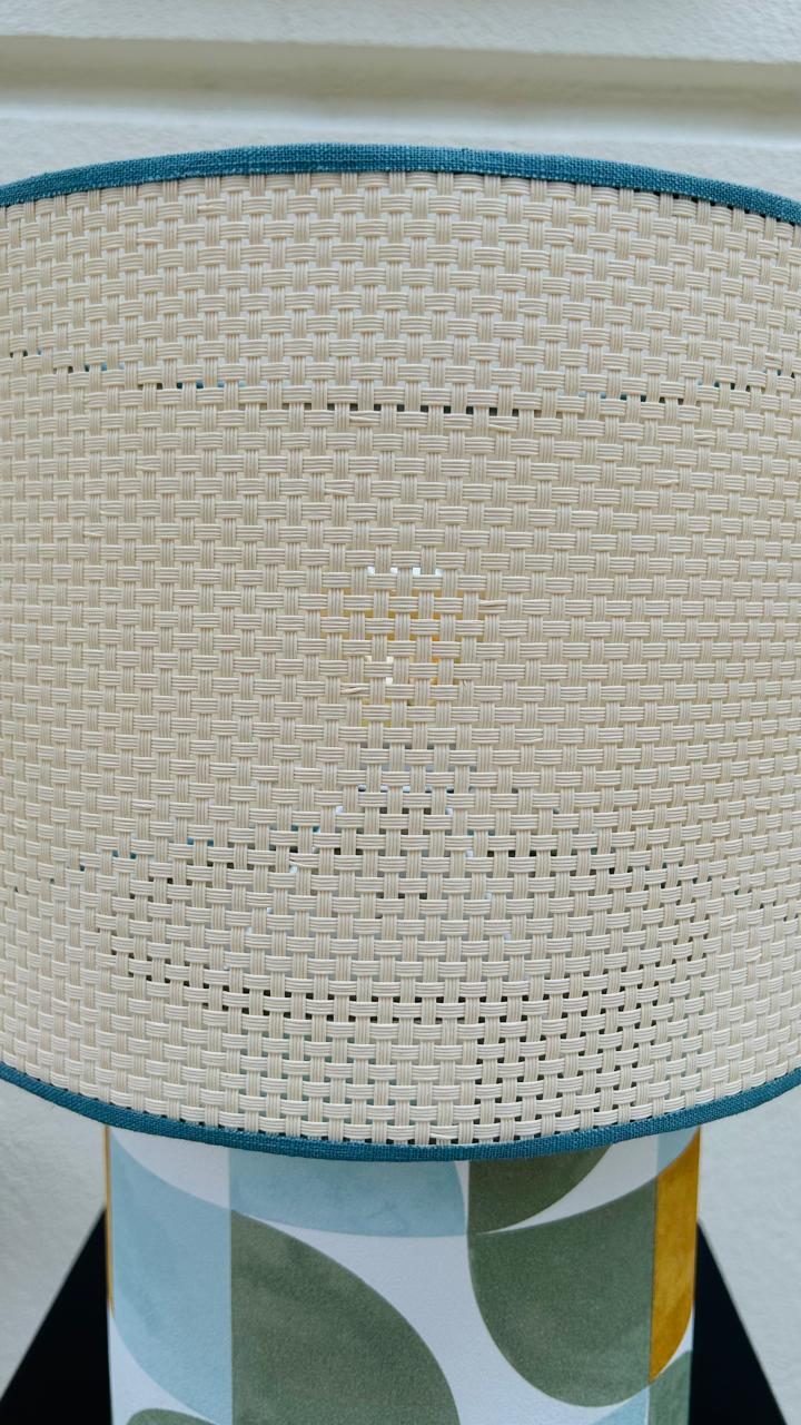 Abajur Palhinha Geométrica Serena – Base Estampada e Luz Aconchegante