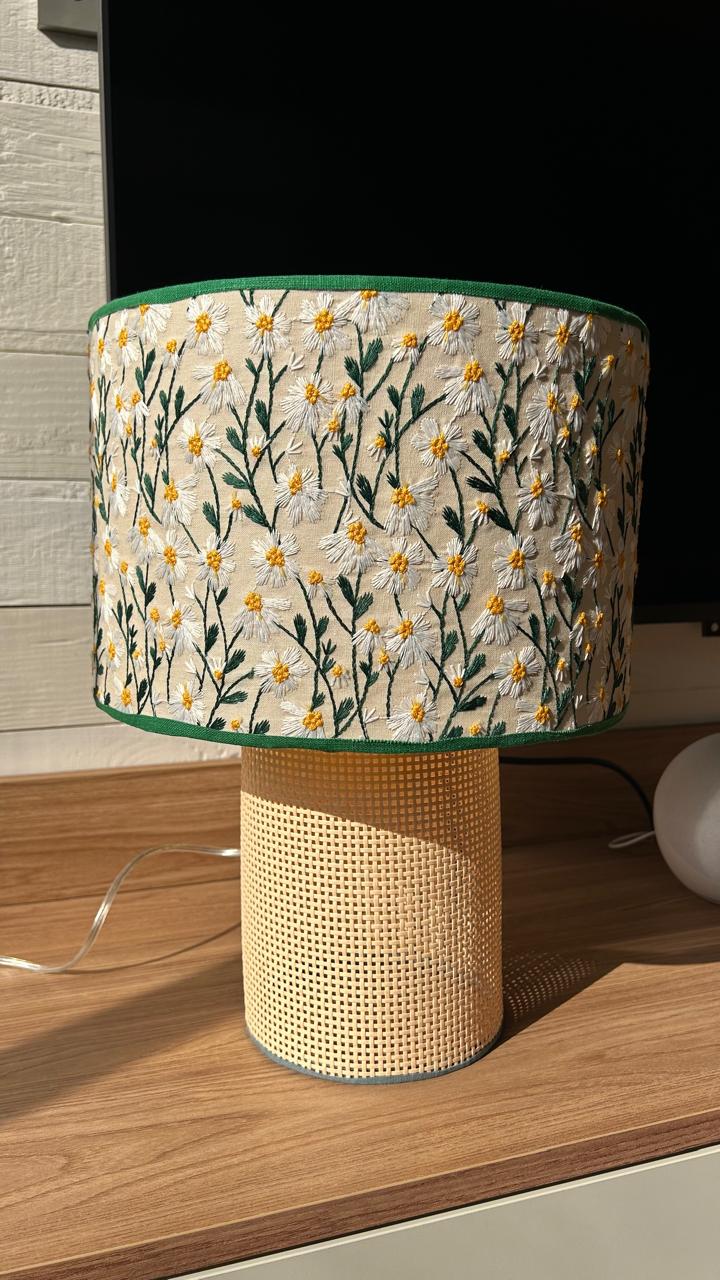 Abajur Daisy Garden Bordado em Palhinha Natural