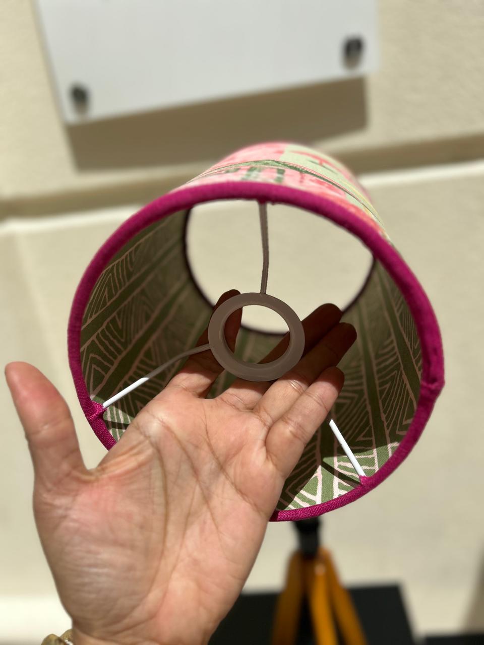 Cúpula Decorativa Estampa Vilarejo Tropical – Rosa & Verde