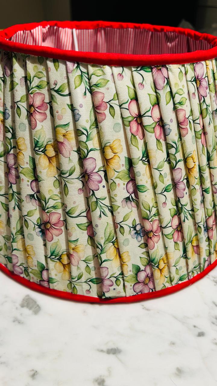 Cúpula Plissada Floral com Acabamento Vermelho