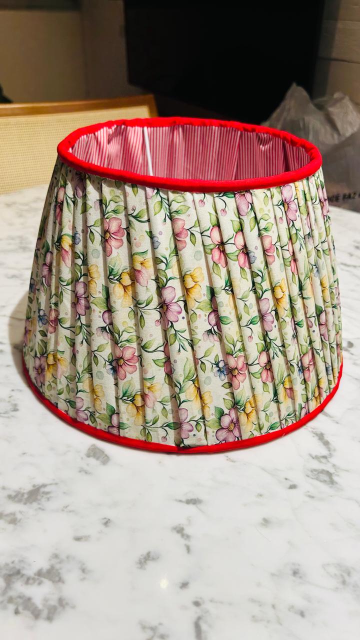 Cúpula Plissada Floral com Acabamento Vermelho