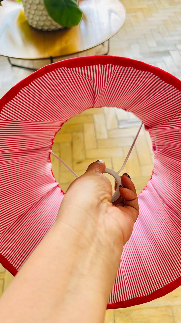 Cúpula Plissada Floral com Acabamento Vermelho