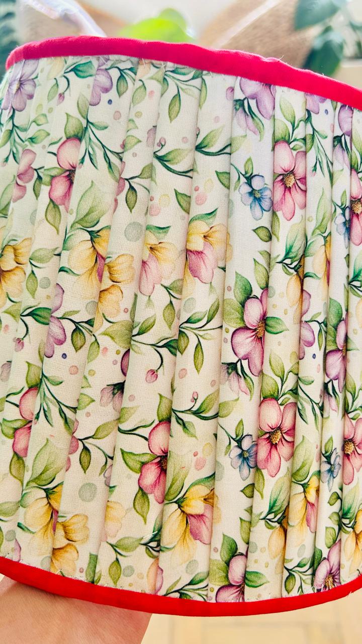 Cúpula Plissada Floral com Acabamento Vermelho