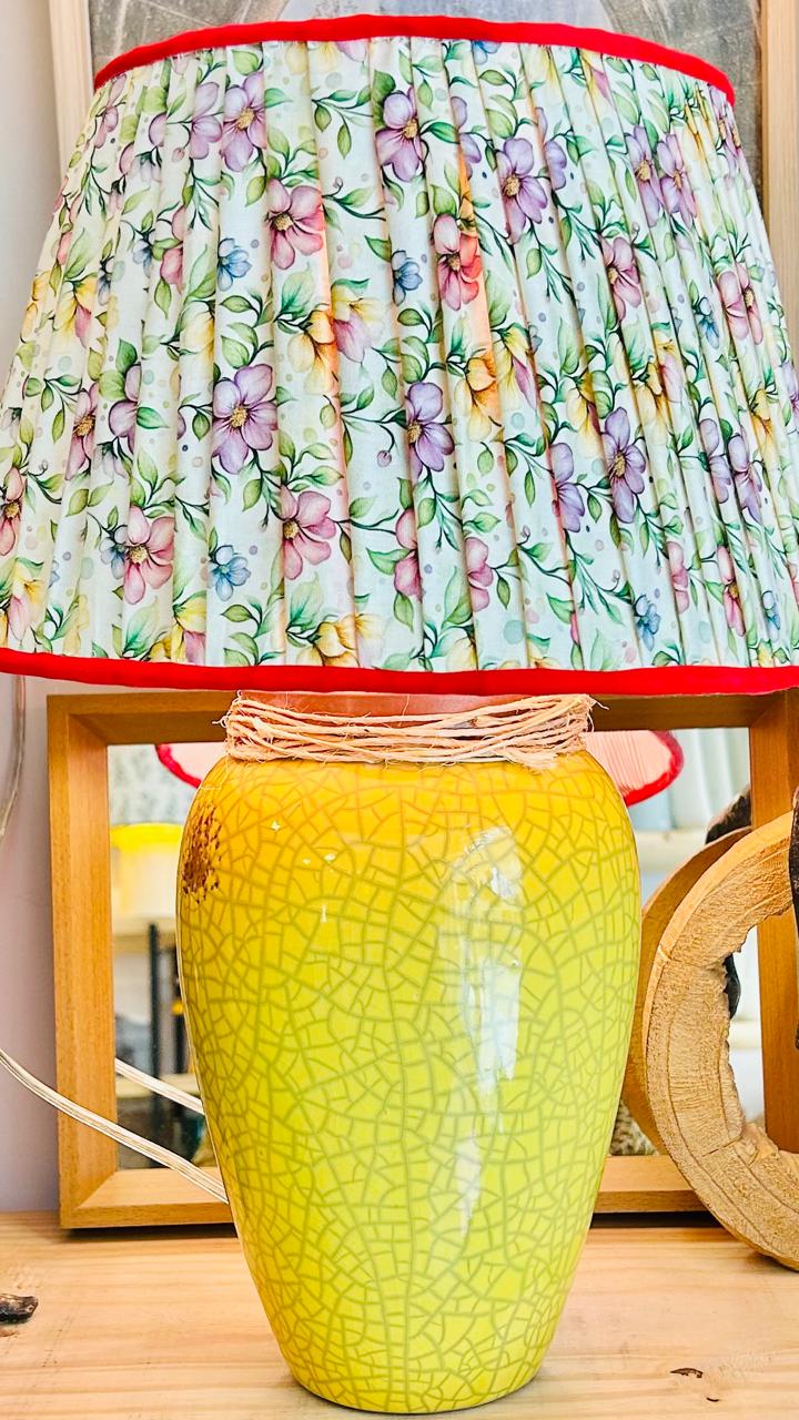 Cúpula Plissada Floral com Acabamento Vermelho