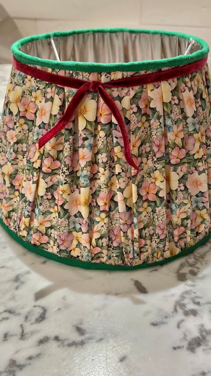 Cúpula Plissada Floral com Laço de Veludo