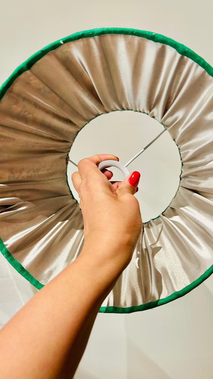 Cúpula Plissada Floral com Laço de Veludo