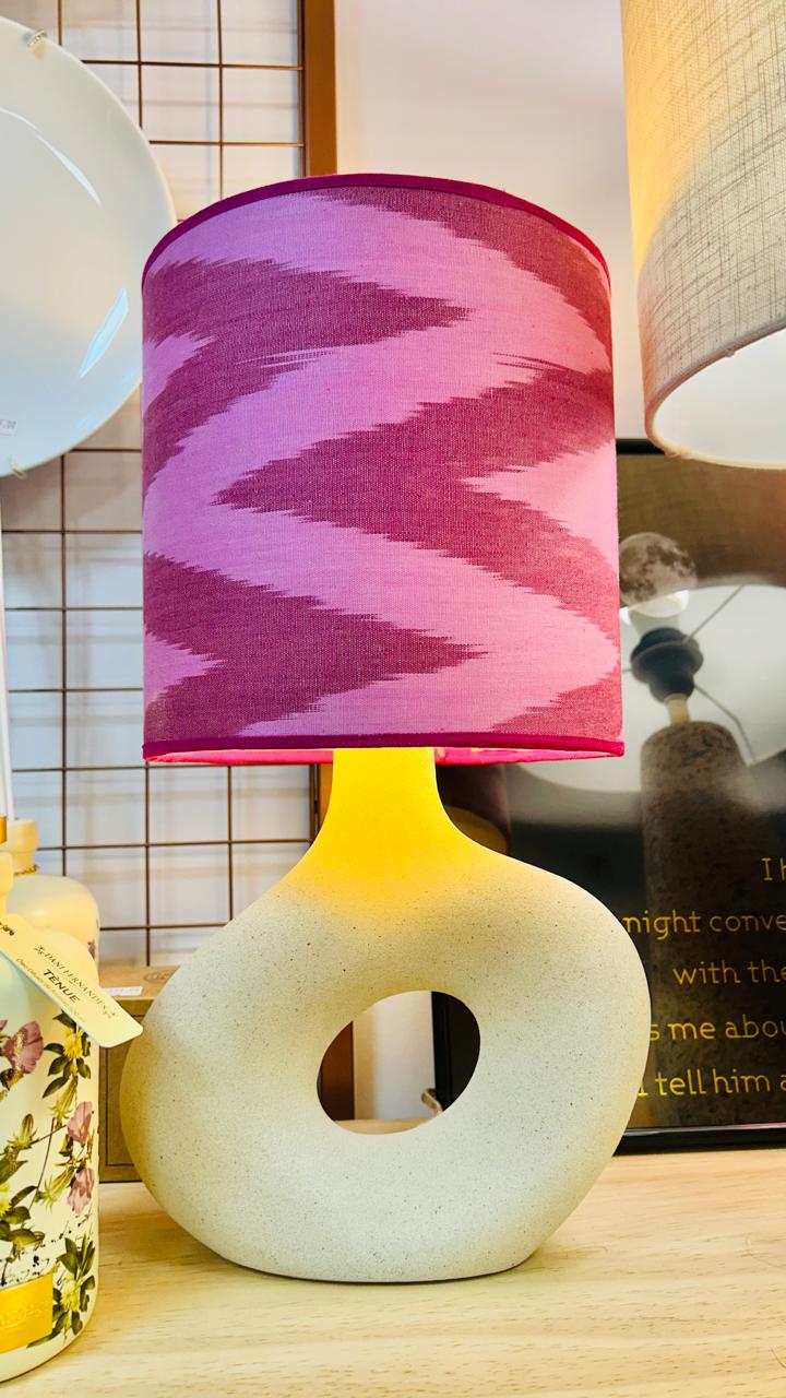 Abajur Elo — AQUI VC Decora | Base Escultural com Cúpula Estampada Chevron Pink