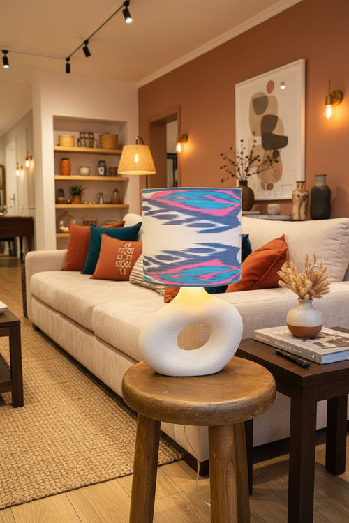 Abajur Elo — AQUI VC Decora | Base Escultural com Cúpula Estampada Ikat Importado
