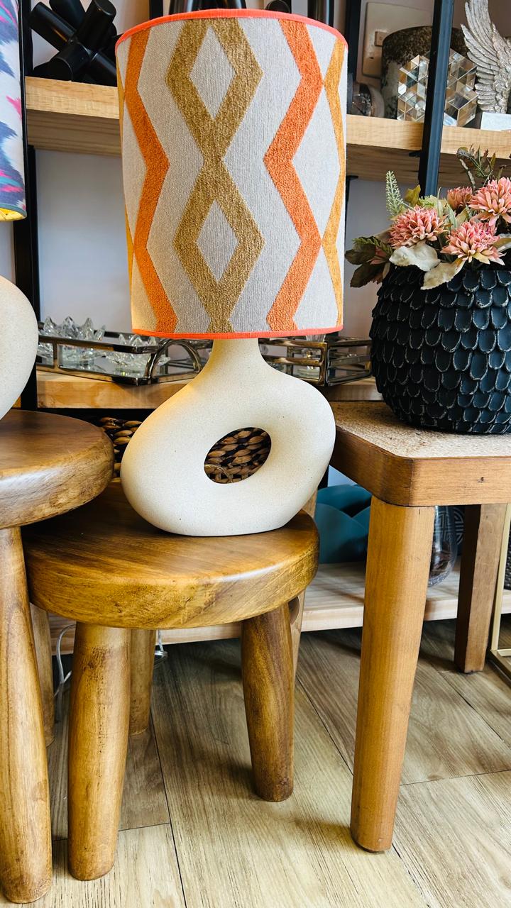 Abajur Elo — AQUI VC Decora | Base Escultural com Cúpula Estampada Chevron Caramelo e Laranja