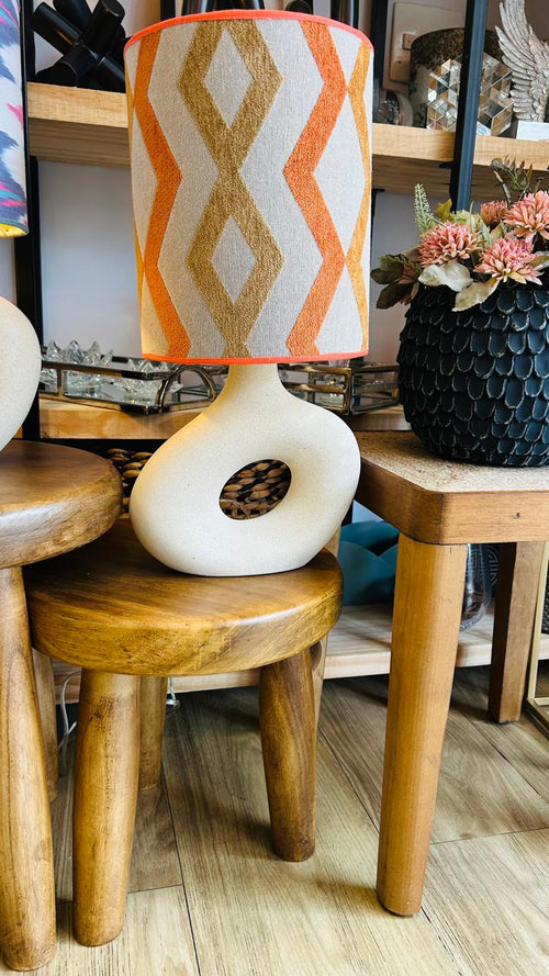 Abajur Elo — AQUI VC Decora | Base Escultural com Cúpula Estampada Chevron Caramelo e Laranja