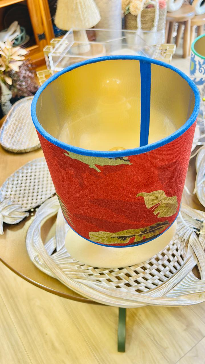 Abajur Elo — AQUI VC Decora | Base Escultural com Cúpula Estampada Vermelho e Folhas