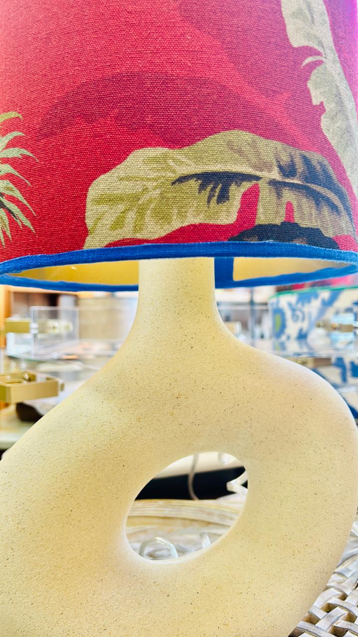 Abajur Elo — AQUI VC Decora | Base Escultural com Cúpula Estampada Vermelho e Folhas