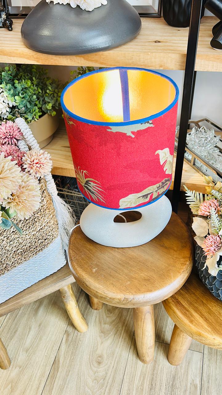 Abajur Elo — AQUI VC Decora | Base Escultural com Cúpula Estampada Vermelho e Folhas