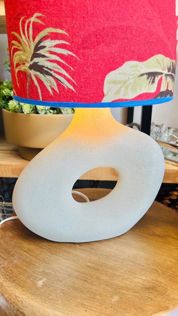 Abajur Elo — AQUI VC Decora | Base Escultural com Cúpula Estampada Vermelho e Folhas