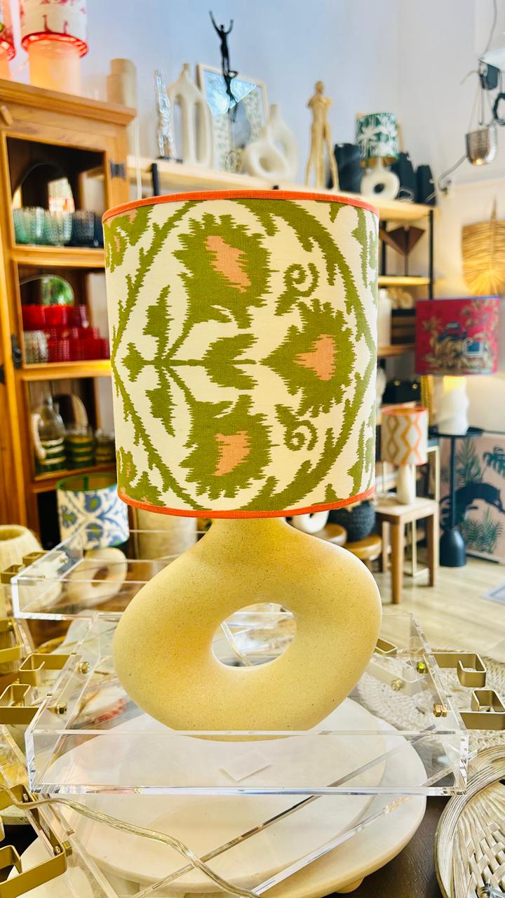 Abajur Elo — AQUI VC Decora | Base Escultural com Cúpula Estampada Ikat Nacional Verde