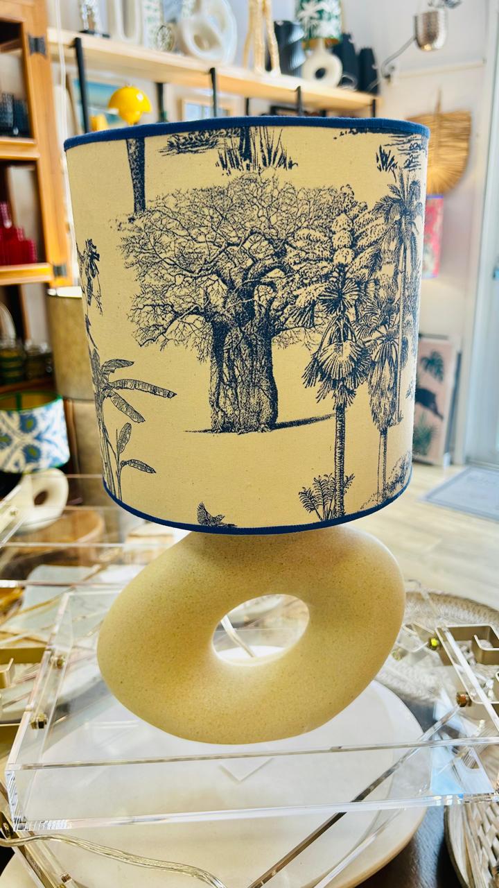 Abajur Elo — AQUI VC Decora | Base Escultural com Cúpula Estampada Savana Azul