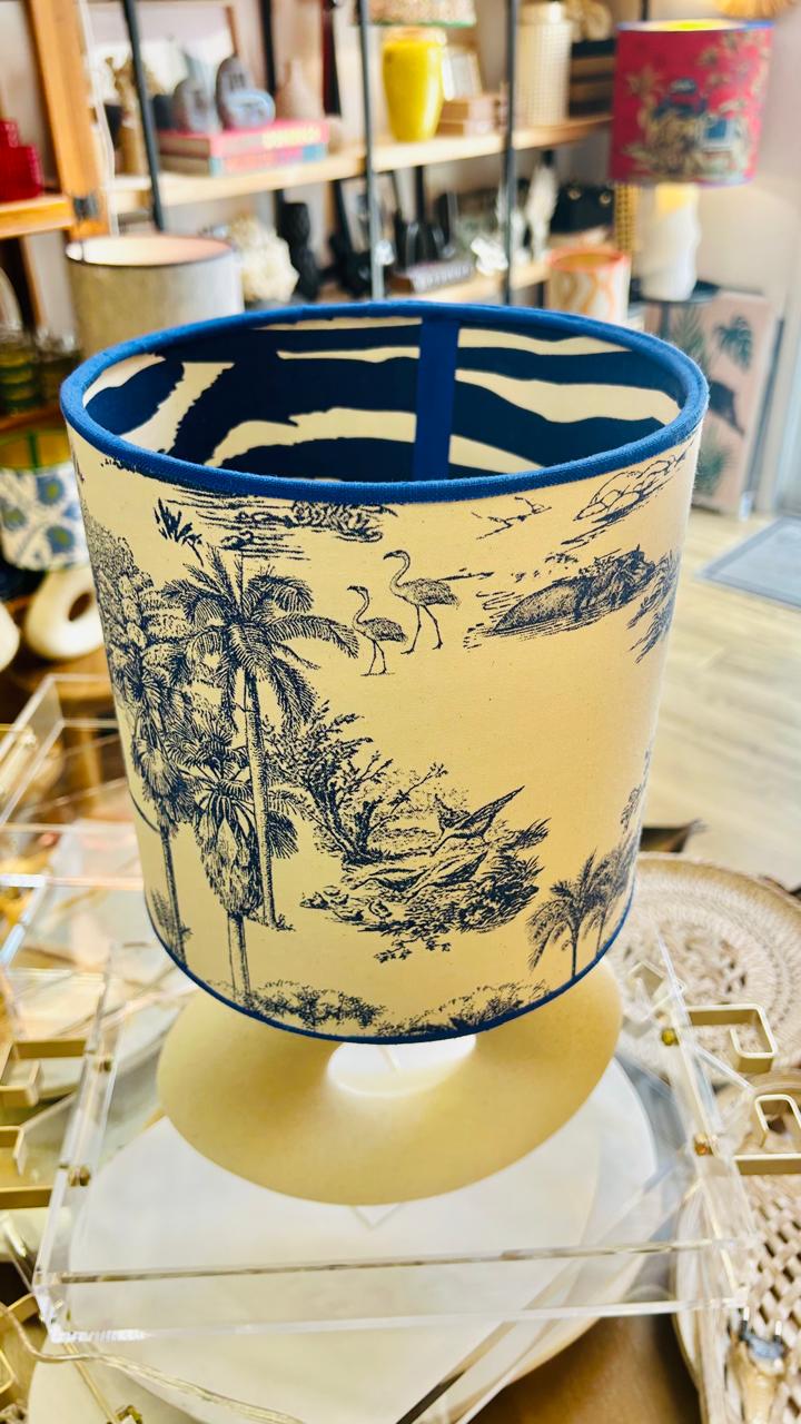 Abajur Elo — AQUI VC Decora | Base Escultural com Cúpula Estampada Savana Azul