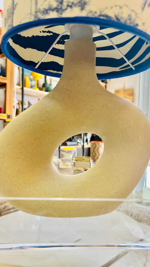 Abajur Elo — AQUI VC Decora | Base Escultural com Cúpula Estampada Savana Azul