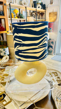 Abajur Elo — AQUI VC Decora | Base Escultural com Cúpula Estampada Zebrado Azul