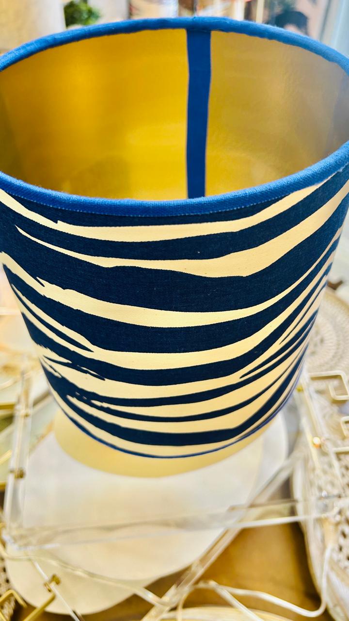 Abajur Elo — AQUI VC Decora | Base Escultural com Cúpula Estampada Zebrado Azul