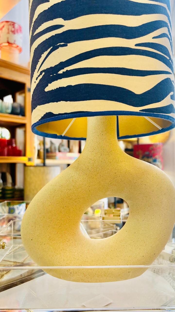 Abajur Elo — AQUI VC Decora | Base Escultural com Cúpula Estampada Zebrado Azul