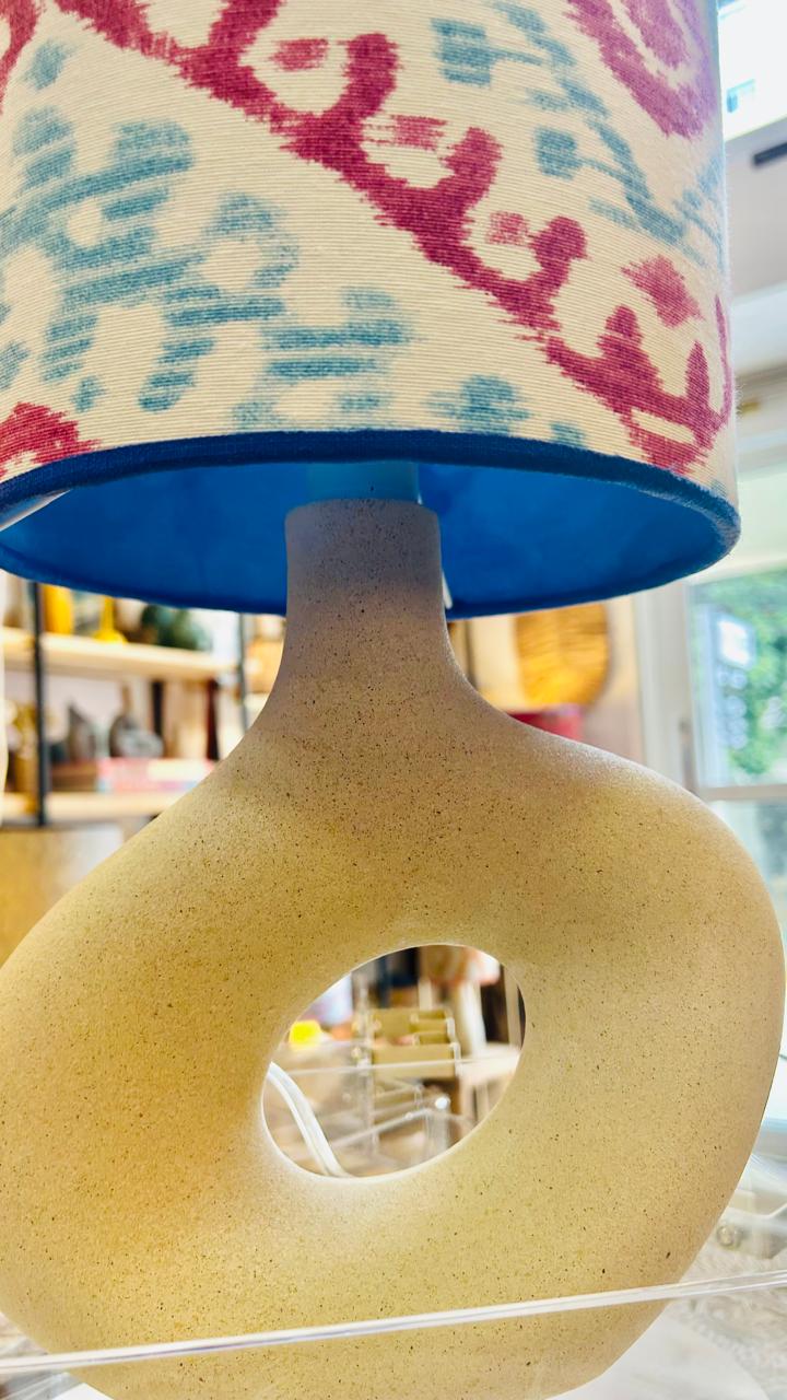 Abajur Elo — AQUI VC Decora | Base Escultural com Cúpula Estampada Geométrica