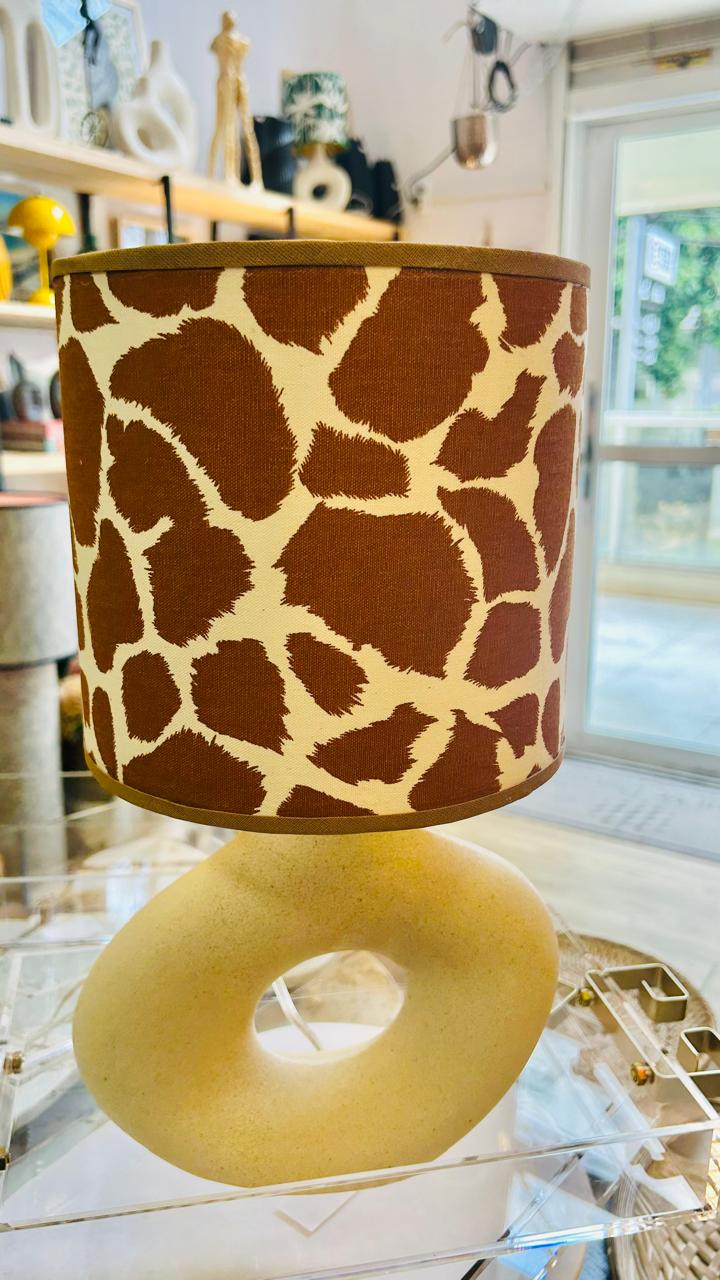 Abajur Elo — AQUI VC Decora | Base Escultural com Cúpula Estampada Animal Girafa