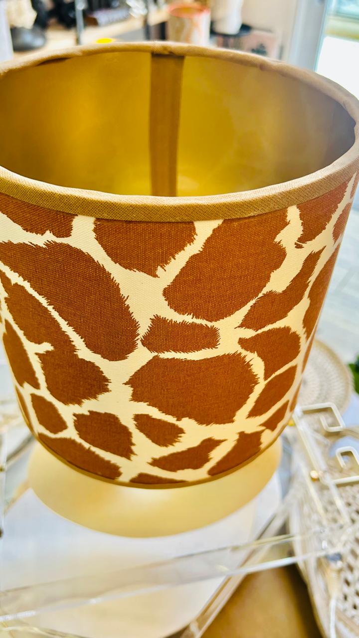 Abajur Elo — AQUI VC Decora | Base Escultural com Cúpula Estampada Animal Girafa