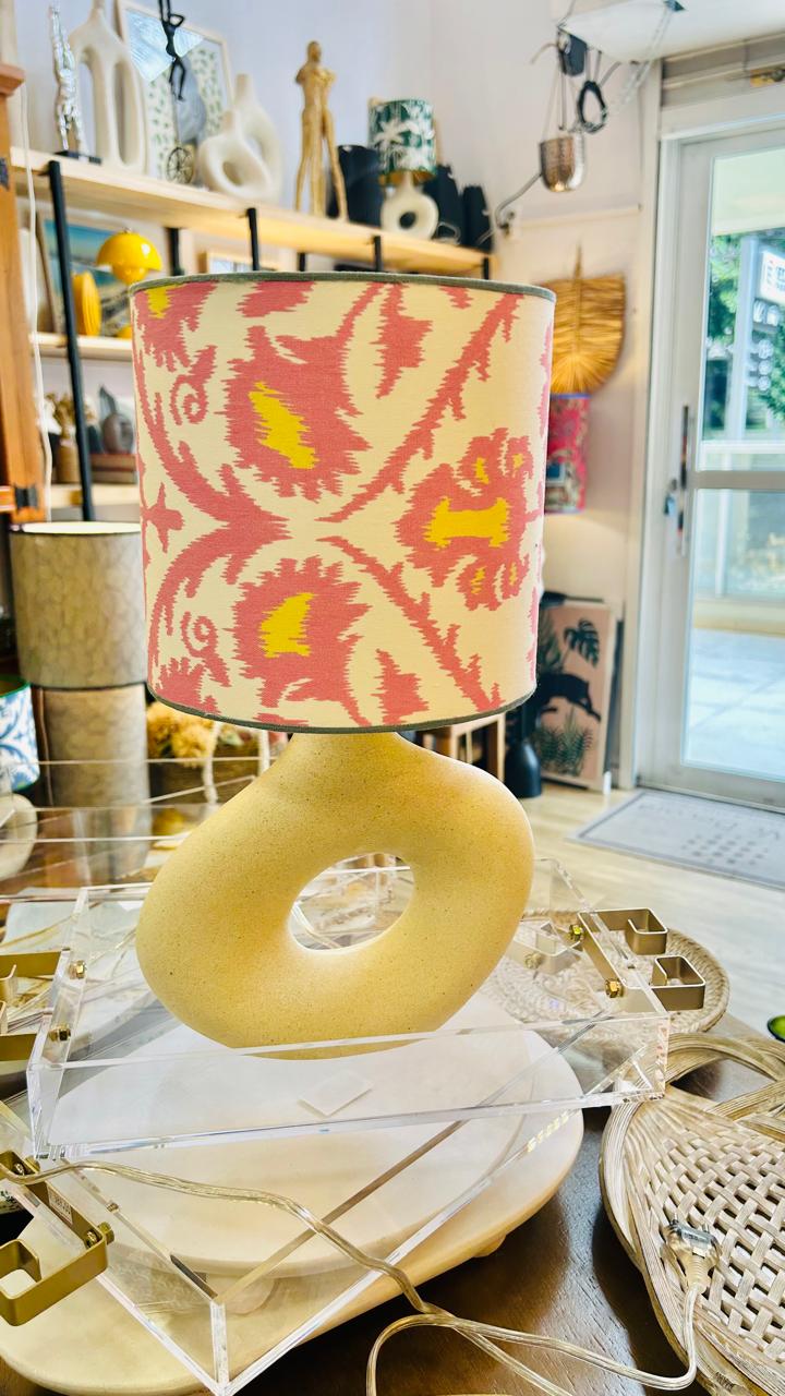 Abajur Elo — AQUI VC Decora | Base Escultural com Cúpula Estampada Ikat Nacional Rosa