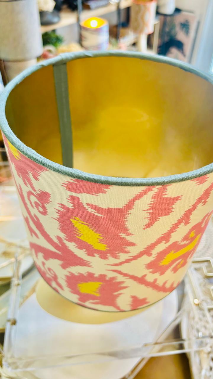 Abajur Elo — AQUI VC Decora | Base Escultural com Cúpula Estampada Ikat Nacional Rosa