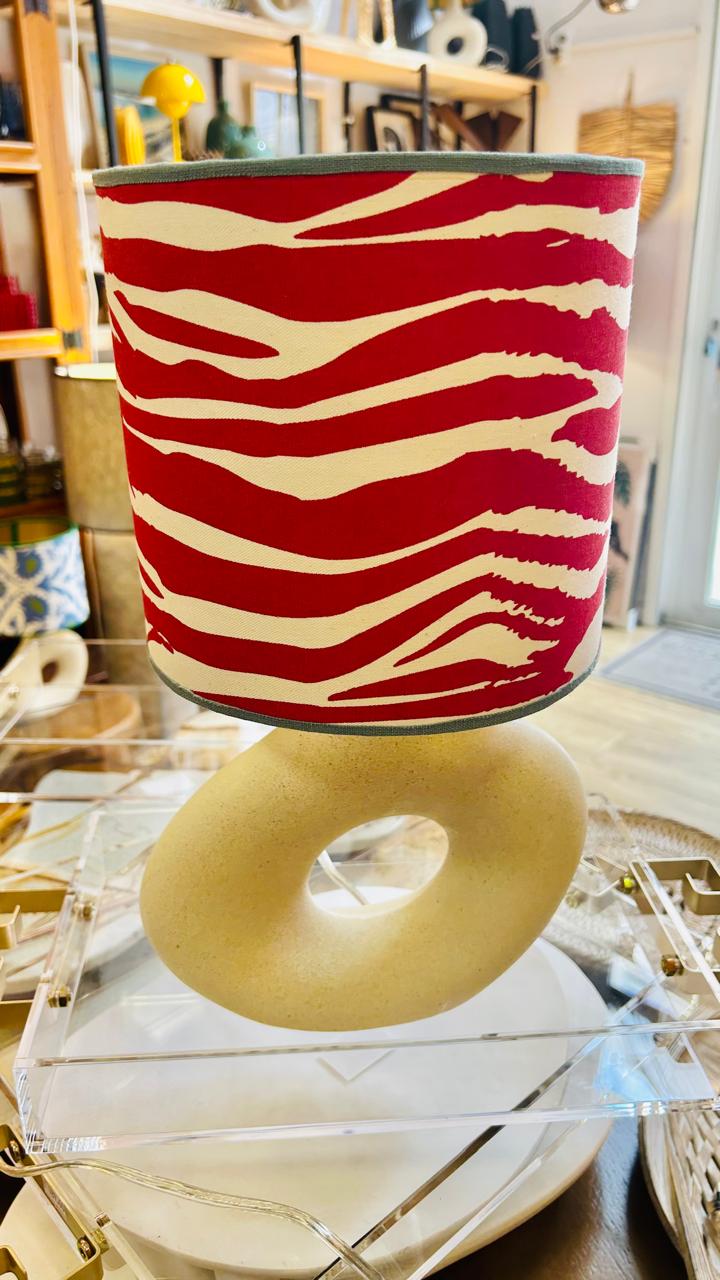 Abajur Elo — AQUI VC Decora | Base Escultural com Cúpula Estampada Zebrada Vermelho