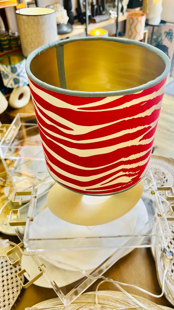 Abajur Elo — AQUI VC Decora | Base Escultural com Cúpula Estampada Zebrada Vermelho