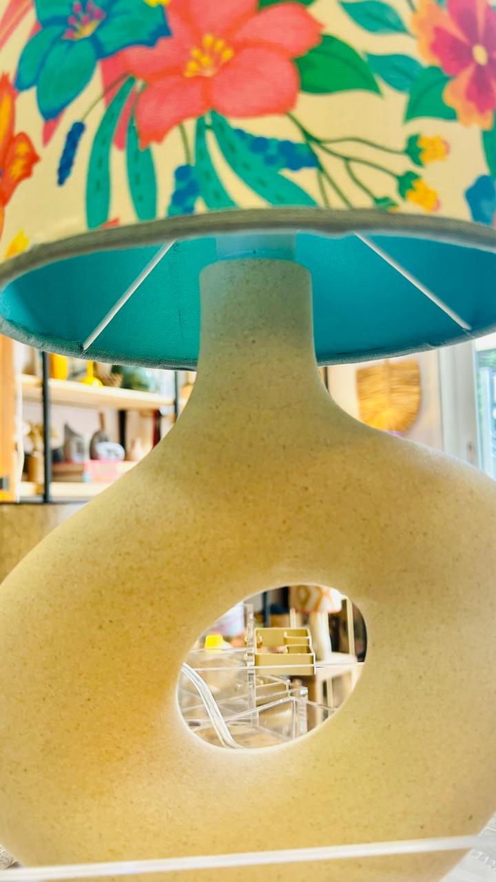 Abajur Elo — AQUI VC Decora | Base Escultural com Cúpula Estampada Florinda Azul