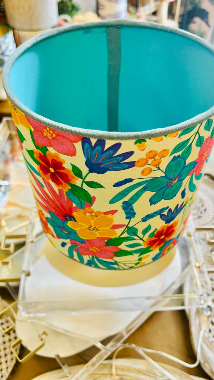 Abajur Elo — AQUI VC Decora | Base Escultural com Cúpula Estampada Florinda Azul