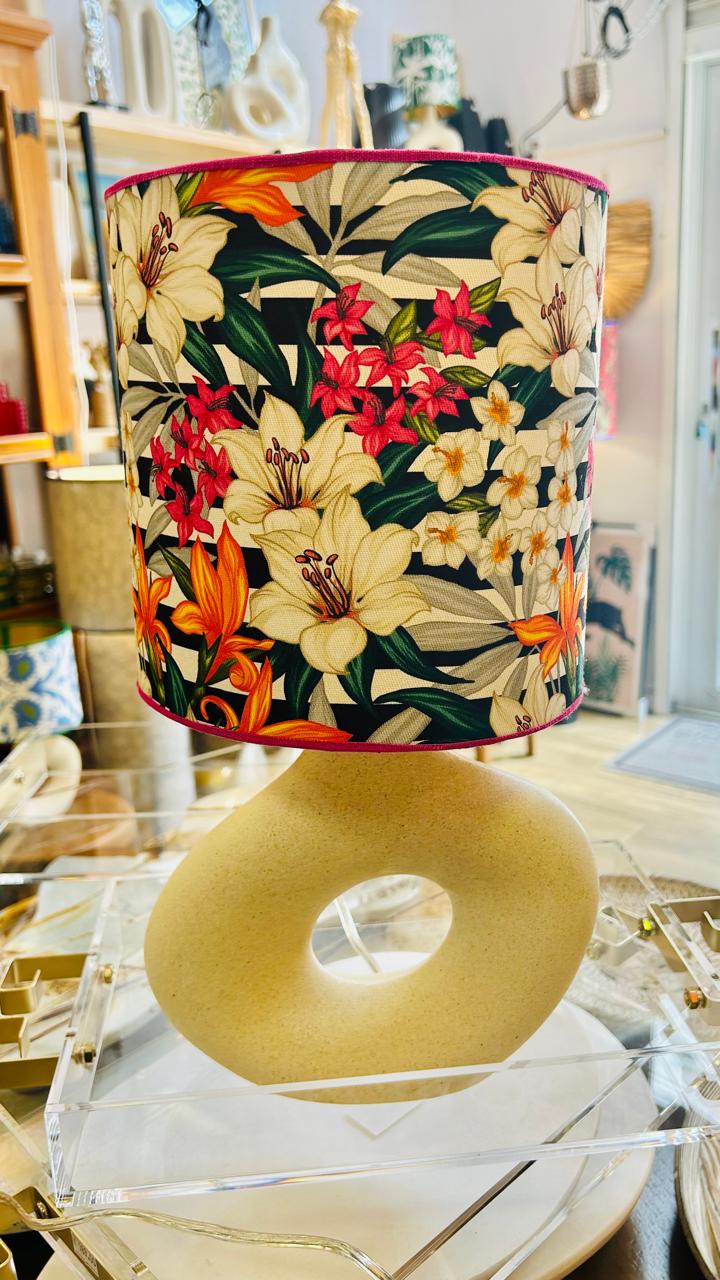 Abajur Elo — AQUI VC Decora | Base Escultural com Cúpula Estampada Floral