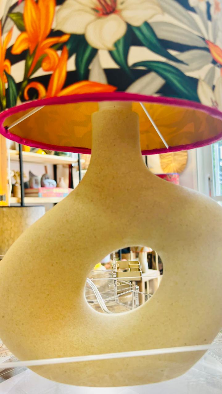 Abajur Elo — AQUI VC Decora | Base Escultural com Cúpula Estampada Floral
