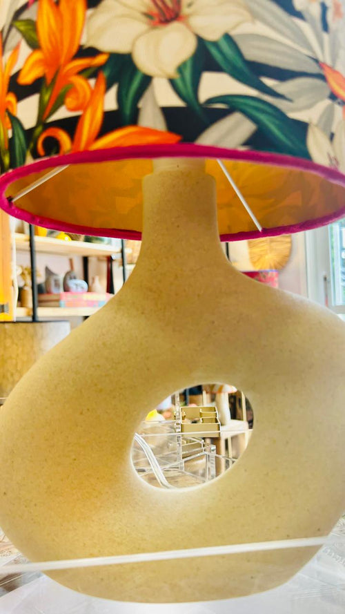 Abajur Elo — AQUI VC Decora | Base Escultural com Cúpula Estampada Floral