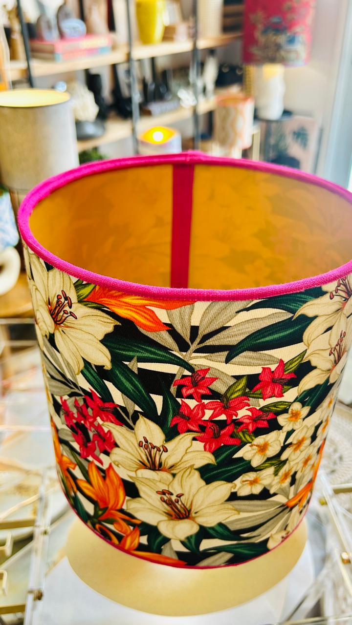 Abajur Elo — AQUI VC Decora | Base Escultural com Cúpula Estampada Floral