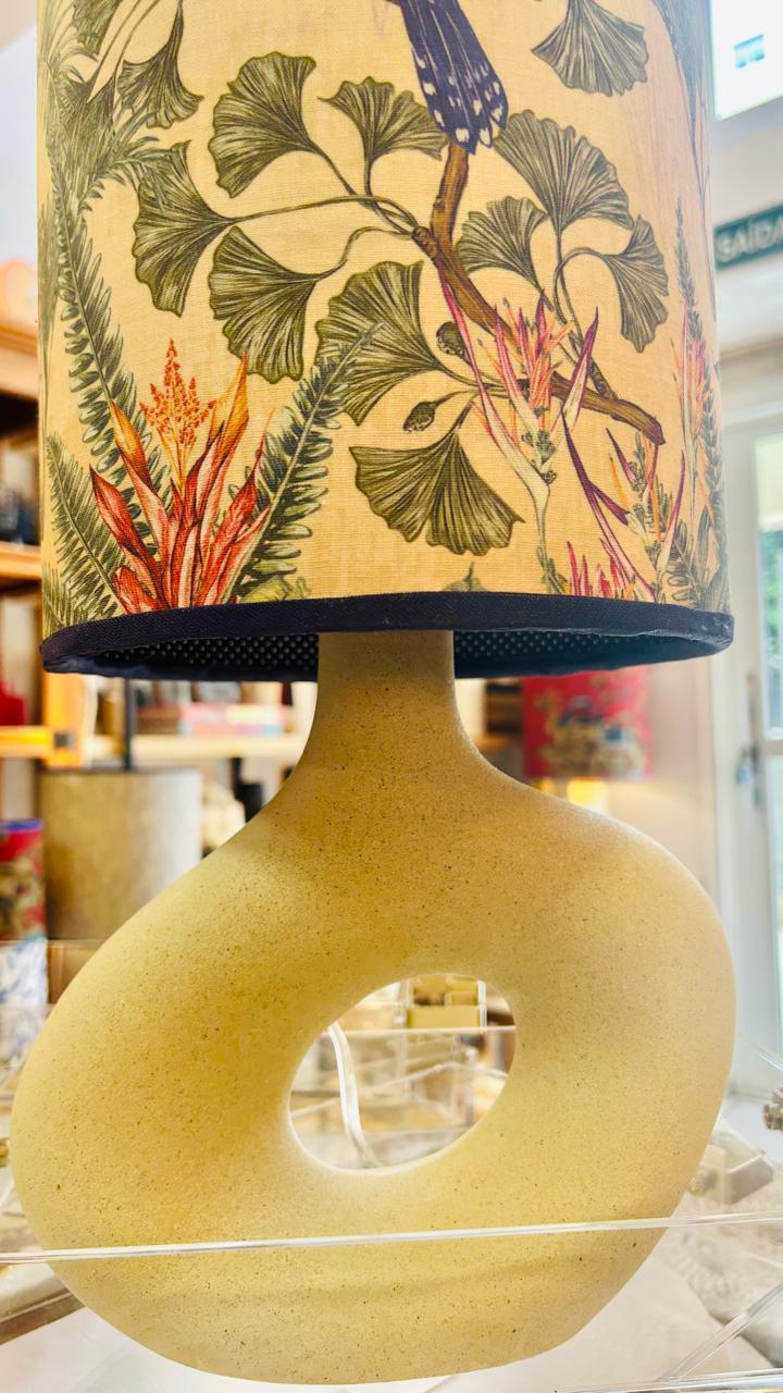 Abajur Elo — AQUI VC Decora | Base Escultural com Cúpula Estampada Passáro e Flores