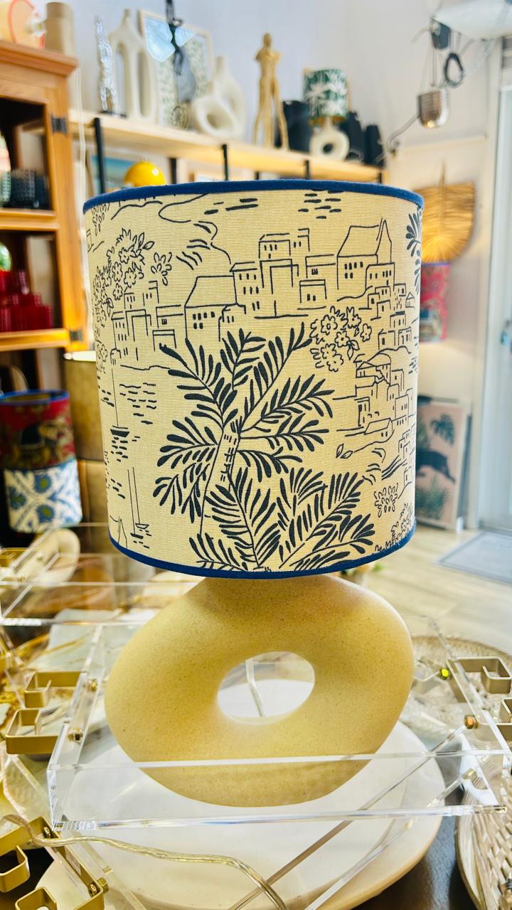 Abajur Elo — AQUI VC Decora | Base Escultural com Cúpula Estampada Litoral