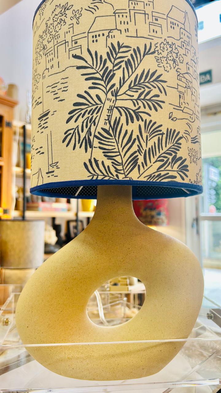 Abajur Elo — AQUI VC Decora | Base Escultural com Cúpula Estampada Litoral