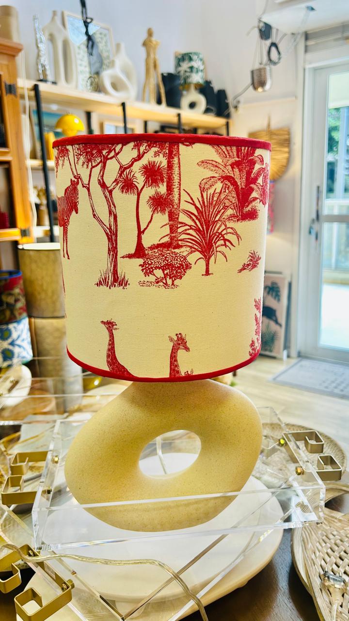 Abajur Elo — AQUI VC Decora | Base Escultural com Cúpula Estampada Savana Vermelho